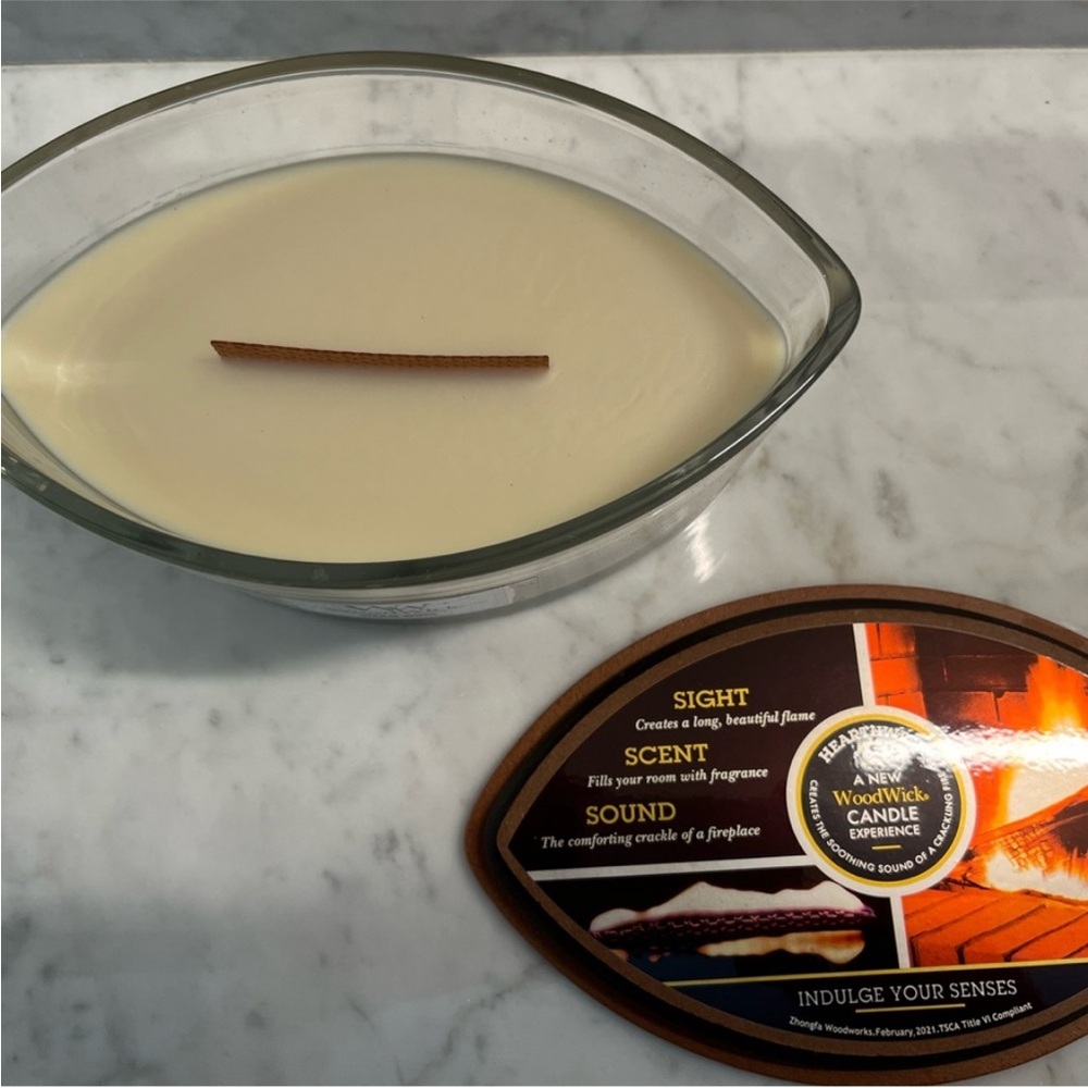 The exclusive, Pluswick® Innovation wooden wick creates a distinctive crackle.